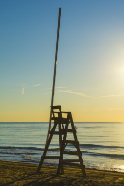 Plaj ve günbatımı cankurtaran