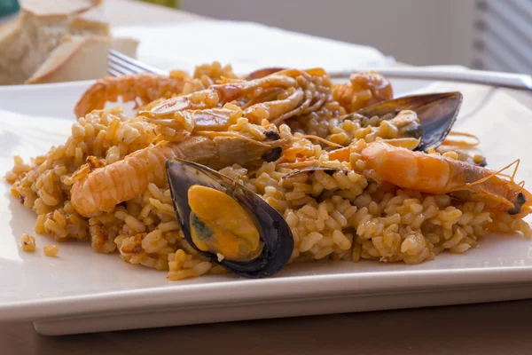 Typiska spanska skaldjur paella — Stockfoto