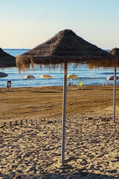 Paraguas en la playa vacía — Foto de Stock