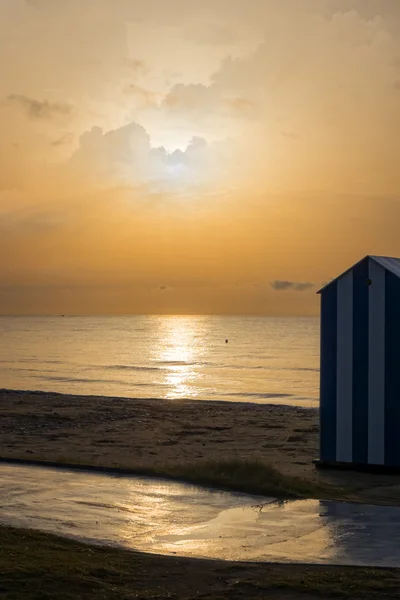 WC et passerelle sur la plage — Photo
