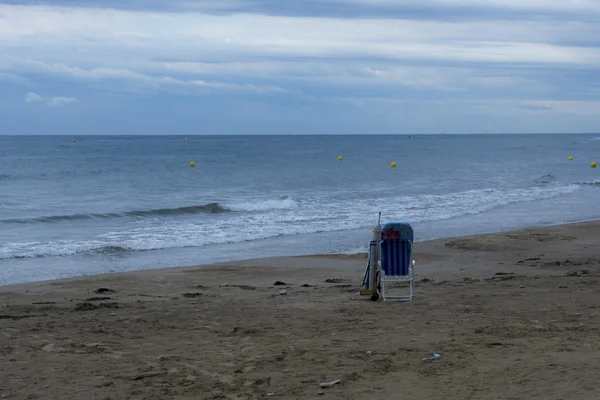 Sandstrand med stol — Stockfoto