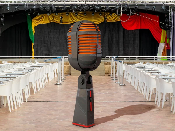 Гигантский микрофон и стоять — стоковое фото