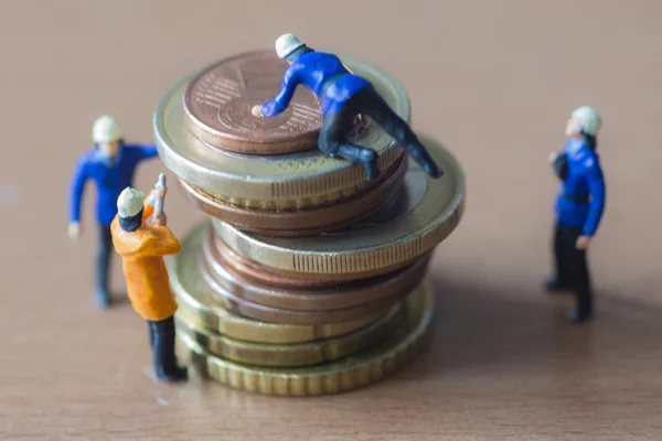 Mini workers and coins — Stock Photo, Image