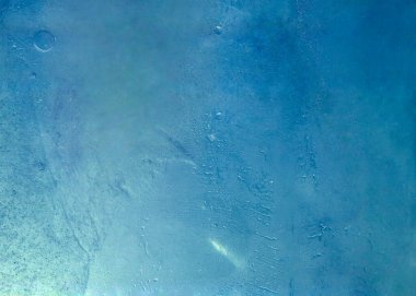 Kış mavisi soğuk soyut arka plan. Soğuk güneş ışığı görüntüsü. Mavi tonlu ezilmiş buz. Cam desenli duvar kağıdındaki buz.