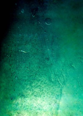 Kış mavisi, soğuk, soyut arka plan. Soğuk güneş ışığı görüntüsü. Yeşil tonlu ezilmiş buz. Cam desenli duvar kağıdındaki buz.