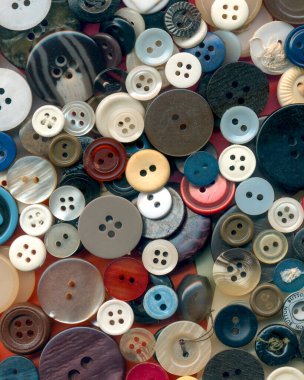 Düğmeleri kapat, makro renkli görüntü. Çeşitli yedek kıyafet düğmeleri koleksiyonu eski. Dikiş aletleri. Kumaş dokusu arkaplan kağıdındaki renk düğmeleri çerçevesi