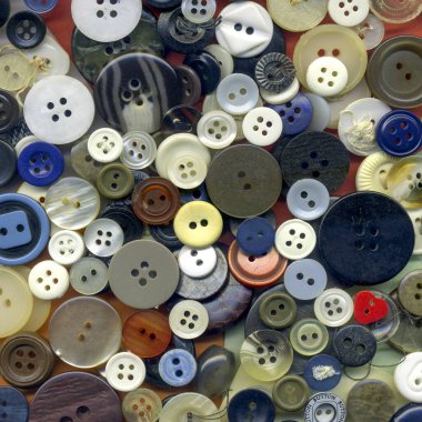 Düğmeleri kapat, makro renkli görüntü. Çeşitli yedek kıyafet düğmeleri koleksiyonu eski. Dikiş aletleri. Kumaş dokusu arkaplan kağıdındaki renk düğmeleri çerçevesi