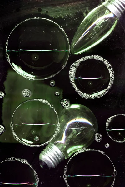 Jabón Burbujas Espuma Superficie Vidrio Aislado Sobre Fondo Negro Luz — Foto de Stock