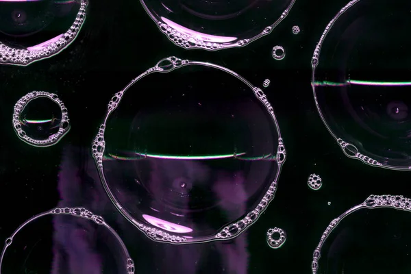 Jabón Burbujas Espuma Superficie Vidrio Aislado Sobre Fondo Negro Luz — Foto de Stock