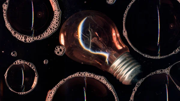 Мыльные Пузыри Пены Стеклянной Поверхности Изолированы Черном Фоне Идея Лампы — стоковое фото