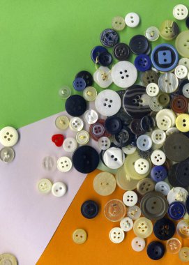 Dikiş düğmelerini kapat, makro renkli görüntü. Çeşitli yedek kıyafet düğmeleri koleksiyonu eski. Dikiş aletleri. Kumaş dokusu arkaplan kağıdındaki renk düğmeleri çerçevesi