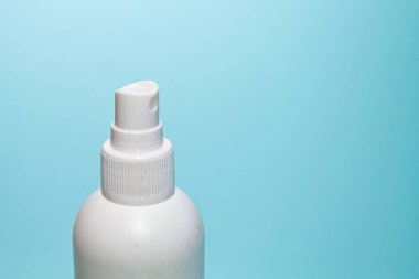 Mavi arka planda beyaz sprey.