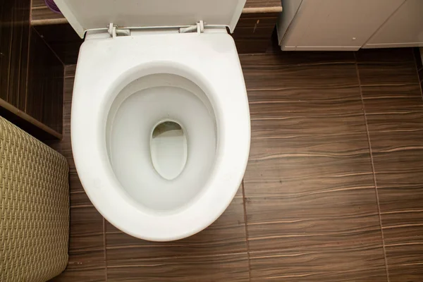 汽车旅馆里的肮脏厕所不卫生的条件 — 图库照片