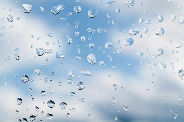 Waterdruppels Regen Glas Tegen Een Bewolkte Lucht Rechtenvrije Stockfoto's