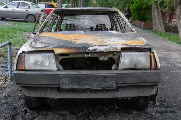 Wypalony Samochód Porzucony Podwórku — Zdjęcie stockowe