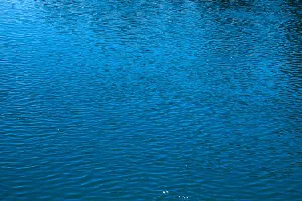 Blå Vatten Bakgrund Havets Lugna Yta Havet Naturlig Abstrakt Bakgrund — Stockfoto