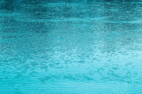 蓝色水底 平静的海面 自然抽象的背景 薄膜颗粒和噪音 — 图库照片
