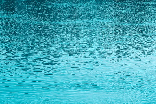 青い水の背景 海の穏やかな表面 自然抽象的な背景 フィルムの粒とノイズ — ストック写真