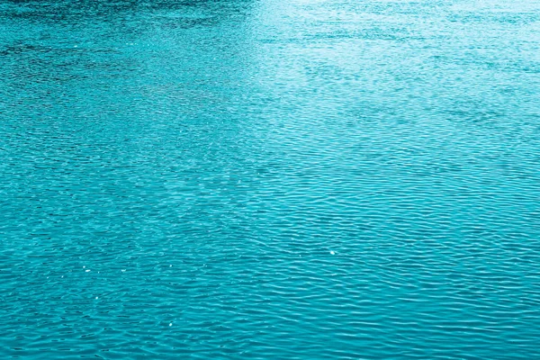 Blå Vatten Bakgrund Havets Lugna Yta Havet Naturlig Abstrakt Bakgrund — Stockfoto