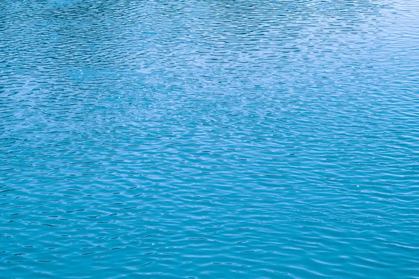 青い水の背景 海の穏やかな表面 自然抽象的な背景 フィルムの粒とノイズ — ストック写真