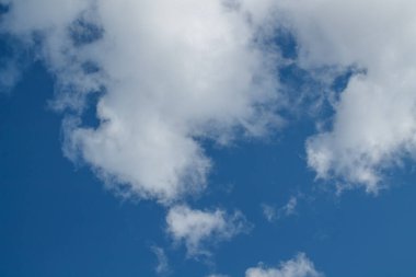 Mavi arka planda beyaz bulutlar. Yumuşak ve yumuşak bir bulut. Mavi bulut arkaplanı.