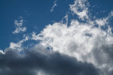 Mavi arka planda beyaz bulutlar. Yumuşak ve yumuşak bir bulut. Mavi bulut arkaplanı.