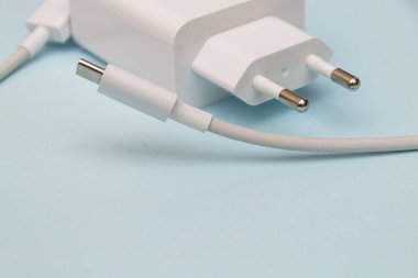 Telefon faturası mavi arkaplanda..