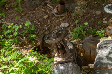 Metal kapaklı eski bir boru. Vinçli boru hattı var. Gaz boru hattı.