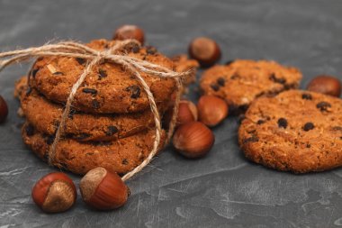 Çikolatalı sufle ve fındıklı yulaflı kurabiye. Güzel kahvaltı. Kurabiyeler sicimle bağlanmış. Kurabiyeli somut arka plan. Seçici odak.