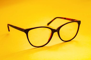 Sarı arka planda gözlük. Güneş gözlüğü.