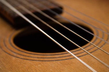 Eski tozlu akustik gitar yakın plan. Arkaplan müziği.