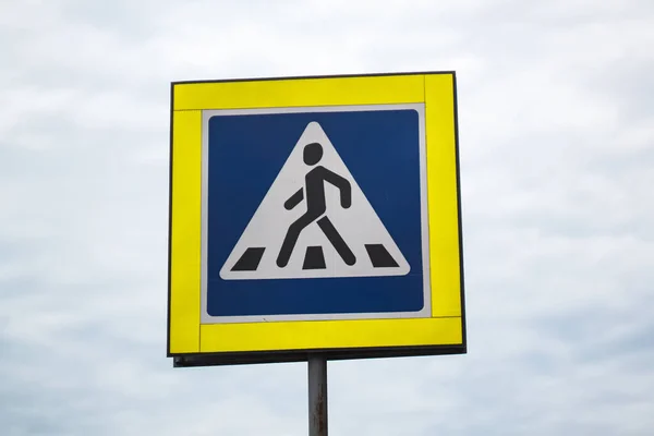 Пешеходный Знак Фоне Неба — стоковое фото