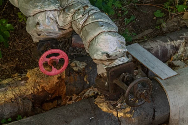 Metal kapaklı eski bir boru. Vinçli boru hattı var. Gaz boru hattı.