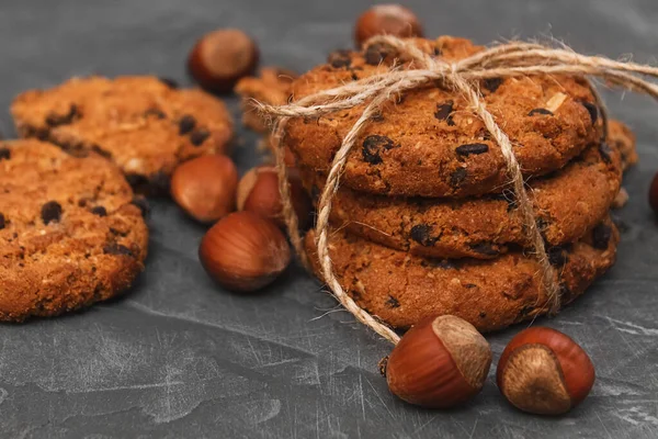 Çikolatalı sufle ve fındıklı yulaflı kurabiye. Güzel kahvaltı. Kurabiyeler sicimle bağlanmış. Kurabiyeli somut arka plan. Seçici odak.