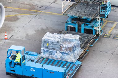 Hollanda, Schiphol Havaalanı 'ndaki bir uçağa yükleme.
