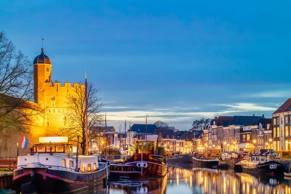 位于兹沃勒市中心的一条荷兰运河的夜景 运河上有帆船和堡垒塔 — 图库照片