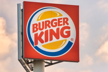 Rotterdam, Hollanda 'da gün batımında Burger King için otoyol reklam tabelası
