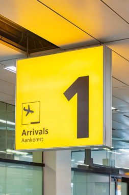 Hollanda sarı havaalanı varış işareti hem İngilizce hem de Almanca 'Varış' metni