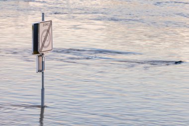 Gelderland ilindeki Hollanda nehri IJssel 'in yanındaki trafik levhası taştı