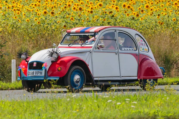 Vintage Colorful Citroen 2Cv Classic Car Local Road Front Field — Stock Photo, Image