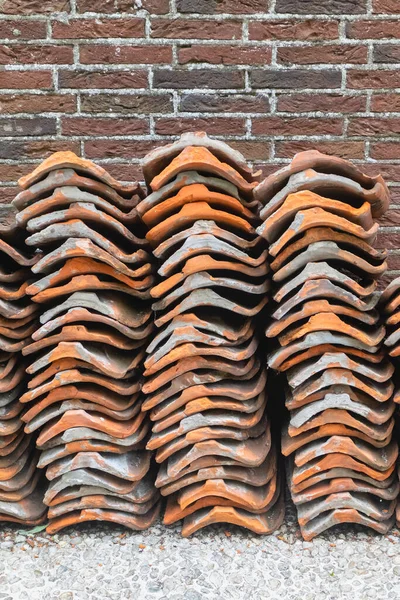 Упакованные Старые Черепицы Ремонта Голландской Строительной Площадке — стоковое фото