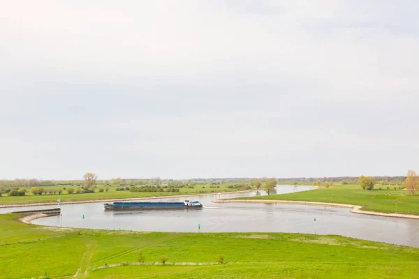 荷兰Gelderland的Zutphen附近的Ijssel河上的荷兰货轮 — 图库照片