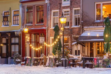 Hollanda, Doesburg 'da kışın kar ve noel süslemeleri ile geri dönenler ve barlar