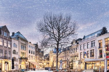 Hollanda 'nın başkenti Lahey' de, eski şehir merkezinde Noel ışıklarıyla süslenmiş merkezi tarihi platoların karla kaplı olduğu kış manzarası.