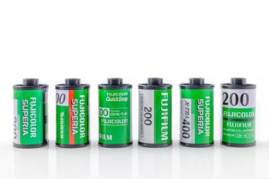 Dieren, Hollanda - 27 Ekim 2023: Dieren, Hollanda 'da beyaz bir arkaplan önünde eski Fujifilm film kartuşları