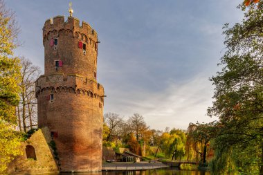 Nijmegen, Hollanda 'da tarihi şato kulesi olan bir şehir parkının sonbahar manzarası