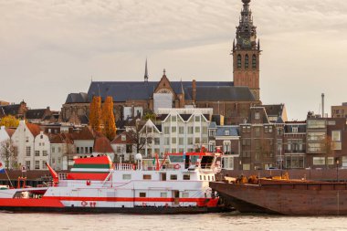 Kargo römorkörü Hollanda şehrinden geçiyor Nijmegen nehri üzerinden Waal