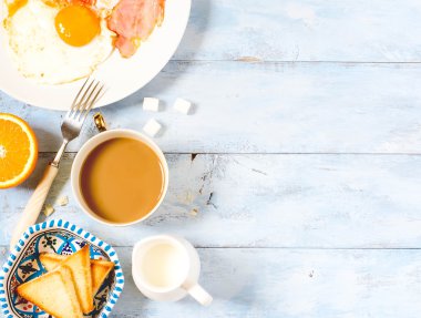 Arka plan kahvaltı yumurta, kahve ve tost kızartma. Üstten Görünüm