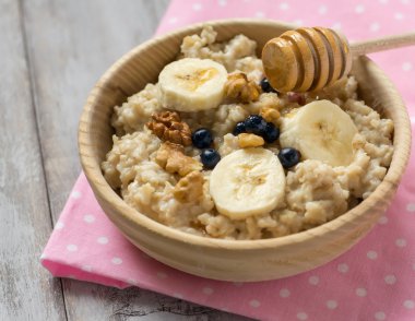 Muz, yaban mersini ve ballı yulaf ezmesi