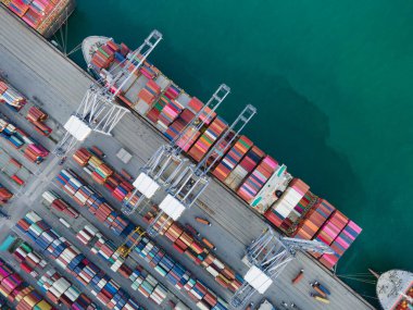 Aerial Top View iş hizmeti ve sanayi kargo konteynırları nakliye lojistik ihracat ihracatı vinçle yükleme ve boşaltma